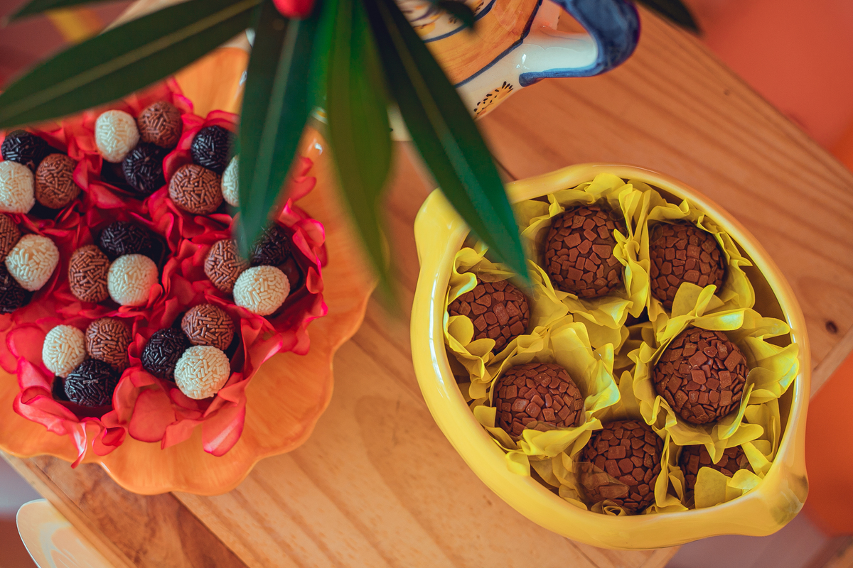 aniversário festa infantil fotografia foto fotógrafas senhoritas fotografia criança pré-adolescente bolo decoração futebol de sabão banho de espuma parabéns animação animador doces pirulito festas afetivas 09 anos menina helena
