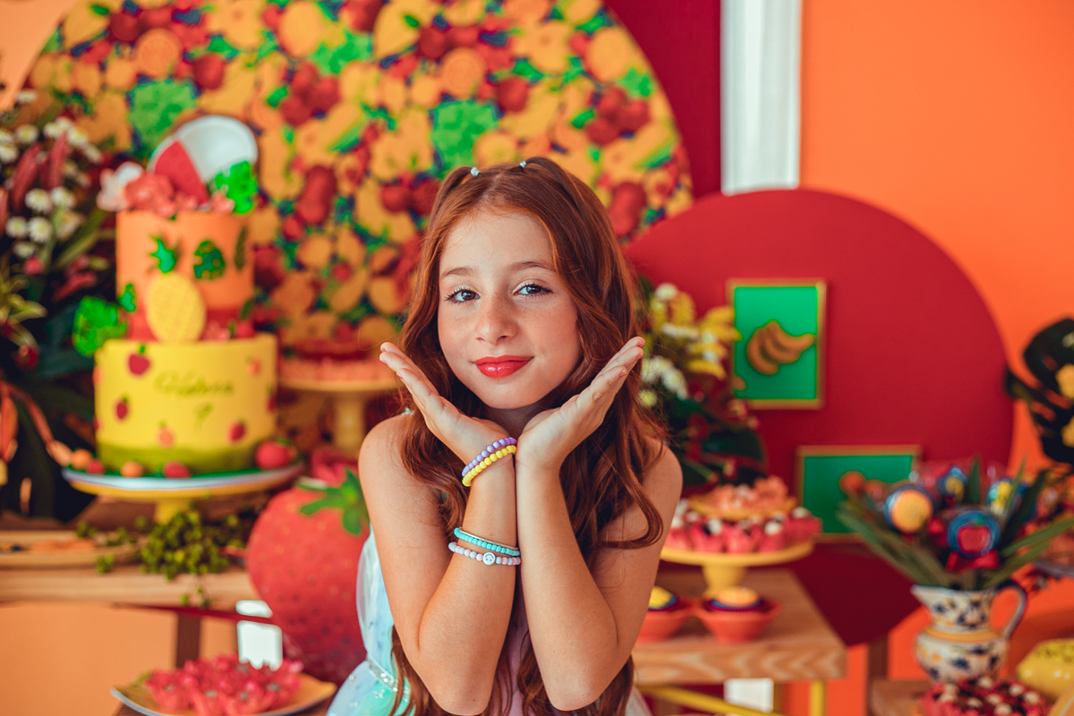 aniversário festa infantil fotografia foto fotógrafas senhoritas fotografia criança pré-adolescente bolo decoração futebol de sabão banho de espuma parabéns animação animador doces pirulito festas afetivas 09 anos menina helena