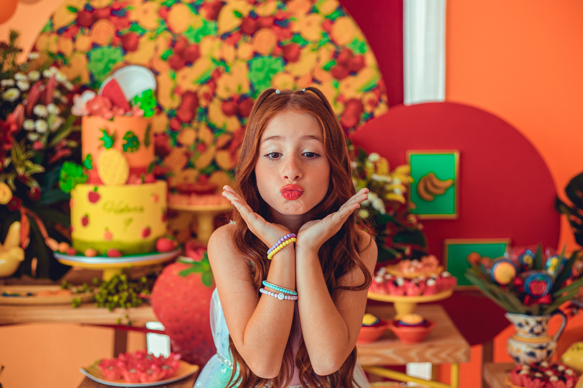 aniversário festa infantil fotografia foto fotógrafas senhoritas fotografia criança pré-adolescente bolo decoração futebol de sabão banho de espuma parabéns animação animador doces pirulito festas afetivas 09 anos menina helena