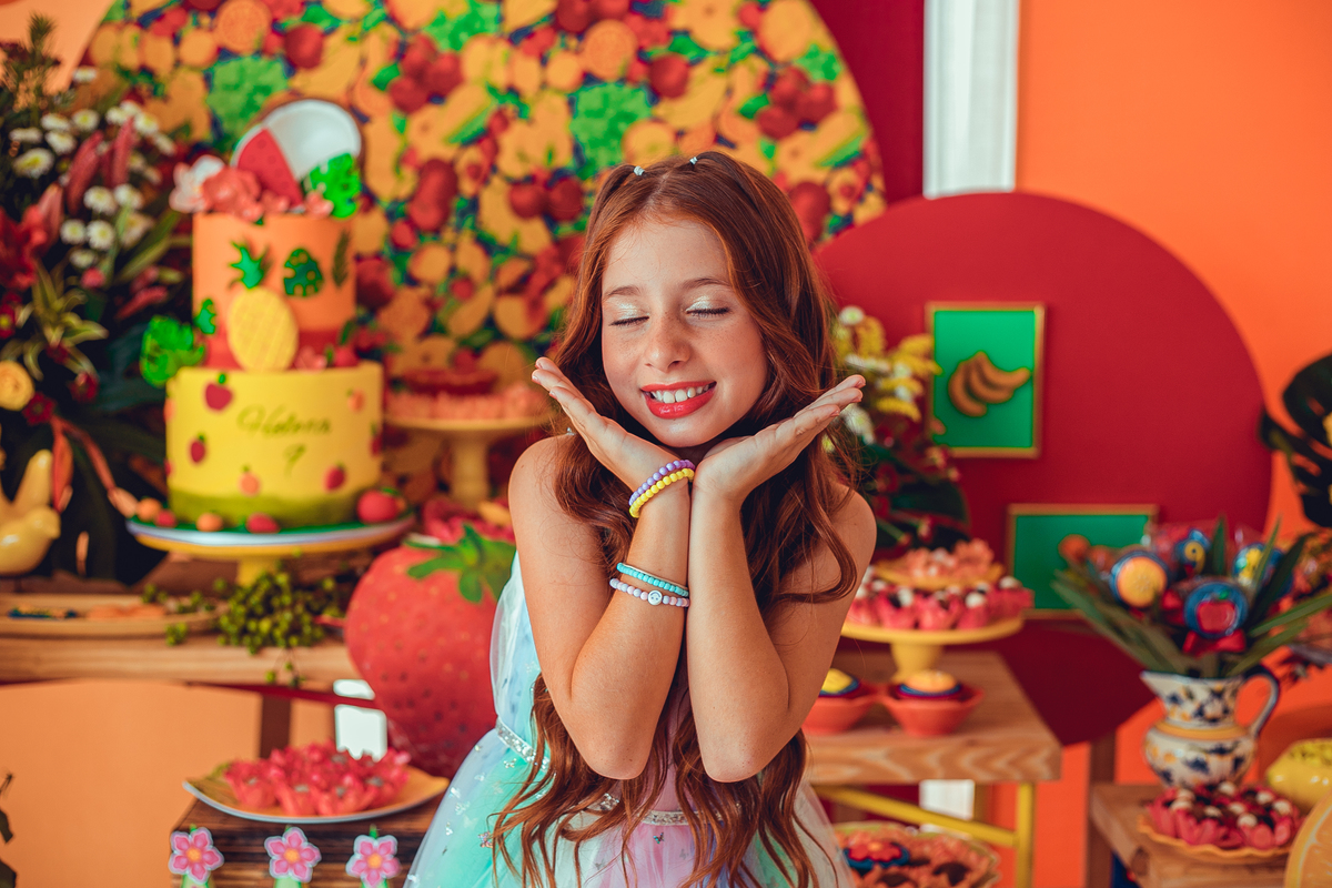 aniversário festa infantil fotografia foto fotógrafas senhoritas fotografia criança pré-adolescente bolo decoração futebol de sabão banho de espuma parabéns animação animador doces pirulito festas afetivas 09 anos menina helena