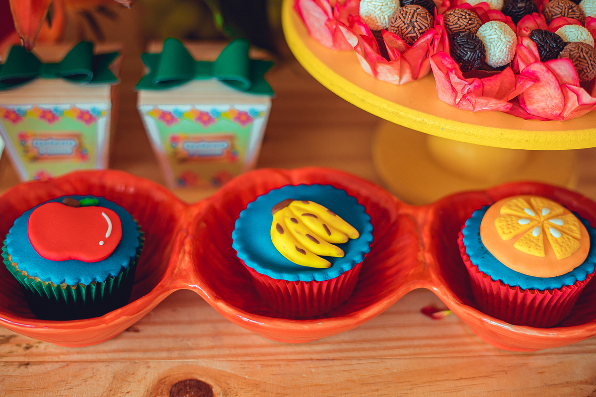 aniversário festa infantil fotografia foto fotógrafas senhoritas fotografia criança pré-adolescente bolo decoração futebol de sabão banho de espuma parabéns animação animador doces pirulito festas afetivas 09 anos menina helena