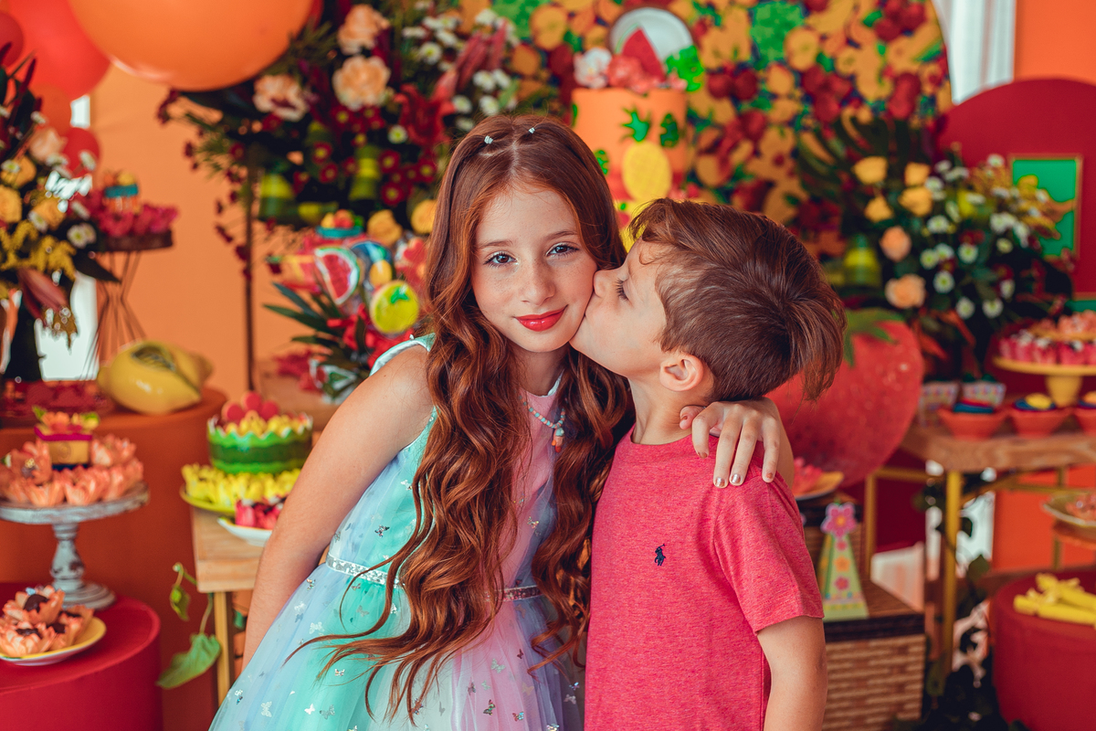 aniversário festa infantil fotografia foto fotógrafas senhoritas fotografia criança pré-adolescente bolo decoração futebol de sabão banho de espuma parabéns animação animador doces pirulito festas afetivas 09 anos menina helena