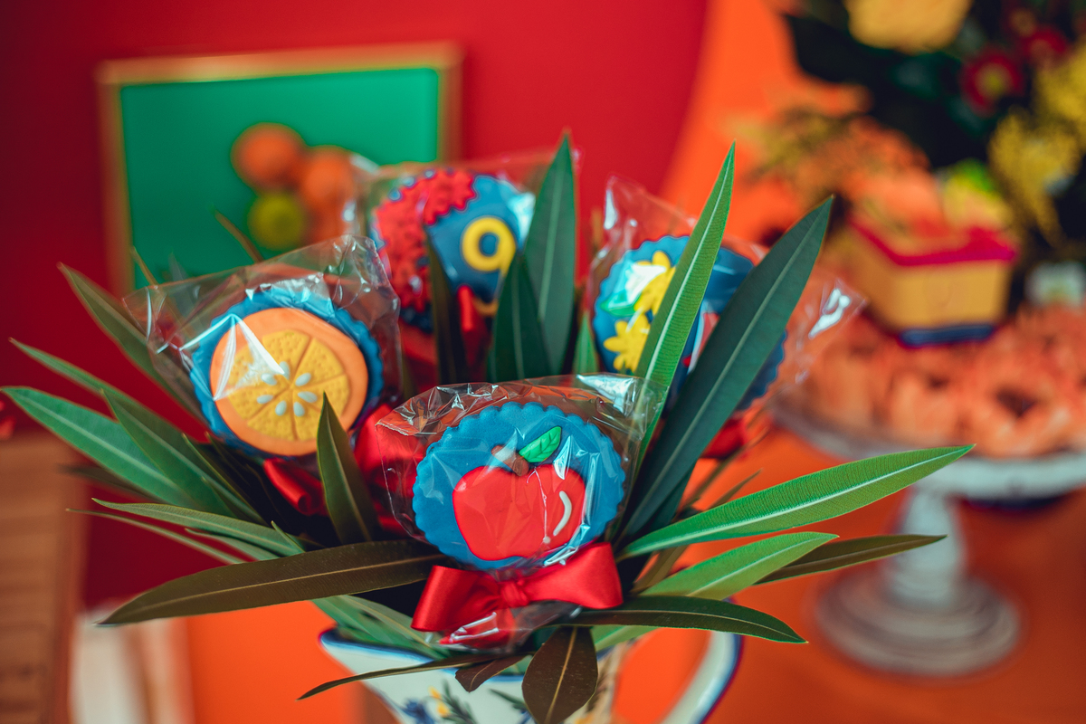 aniversário festa infantil fotografia foto fotógrafas senhoritas fotografia criança pré-adolescente bolo decoração futebol de sabão banho de espuma parabéns animação animador doces pirulito festas afetivas 09 anos menina helena