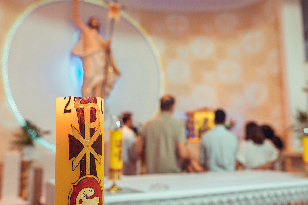 batizado batismo cerimônia religiosa religião católica catolicismo igreja paroquia da ressurreição do senhor salvador bahia ondina senhoritas fotografia padre fotografia fotógrafas recepção água benta padrinhos padrinho madrinha altar jesus espirito santo