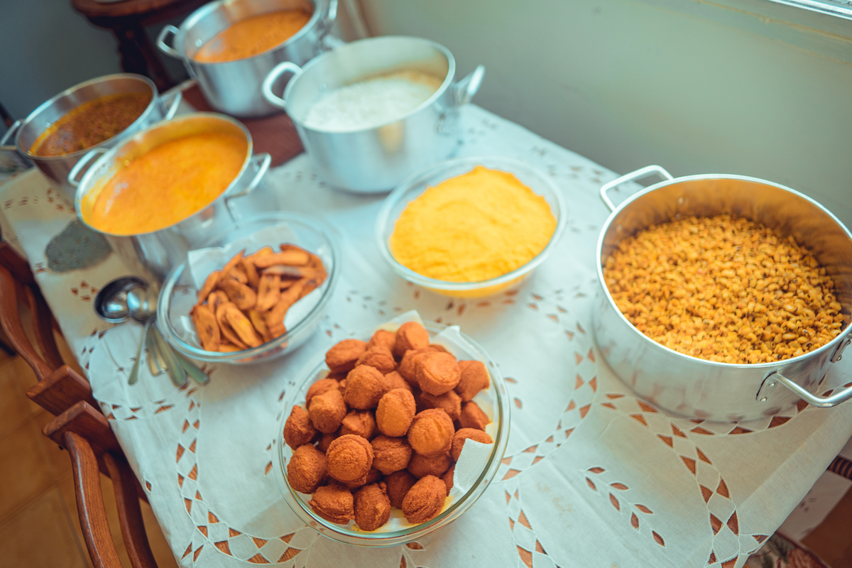 batizado batismo cerimônia religiosa religião católica catolicismo igreja paroquia da ressurreição do senhor salvador bahia ondina senhoritas fotografia padre fotografia fotógrafas recepção água benta padrinhos padrinho madrinha altar jesus espirito santo