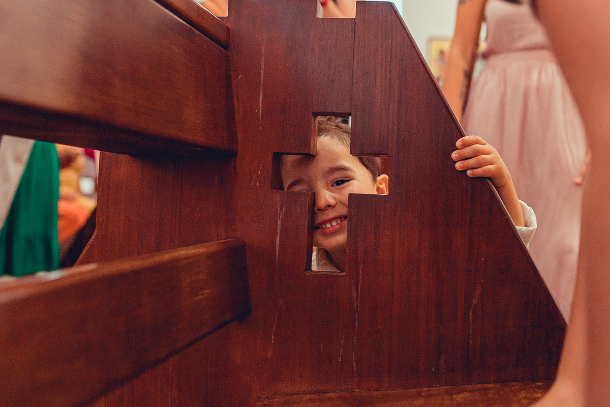 batizado batismo cerimônia religiosa religião católica catolicismo igreja paroquia da ressurreição do senhor salvador bahia ondina senhoritas fotografia padre fotografia fotógrafas recepção água benta padrinhos padrinho madrinha altar jesus espirito santo