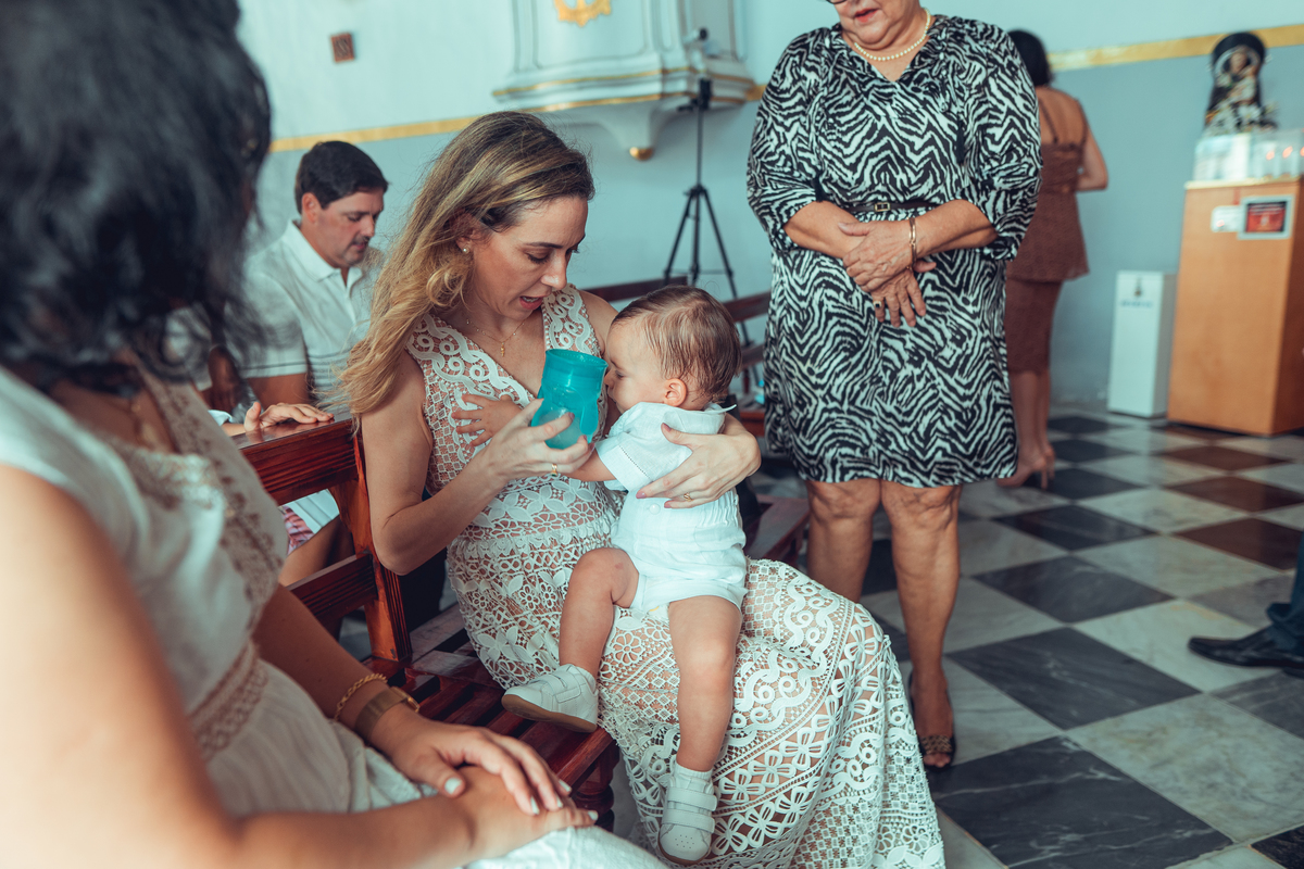batizado batismo religião católica igreja santo antônio da barra ladeira da barra padre cerimônia senhoritas fotografia fotógrafas de batizado água benta padrinho madrinha baptism sacramento bênção infantil criança bebê religioso religiosa
