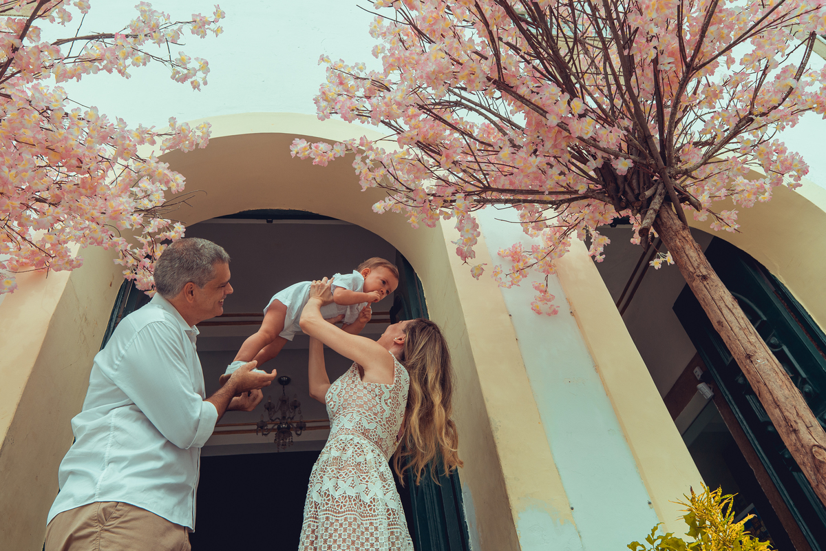 batizado batismo religião católica igreja santo antônio da barra ladeira da barra padre cerimônia senhoritas fotografia fotógrafas de batizado água benta padrinho madrinha baptism sacramento bênção infantil criança bebê religioso religiosa
