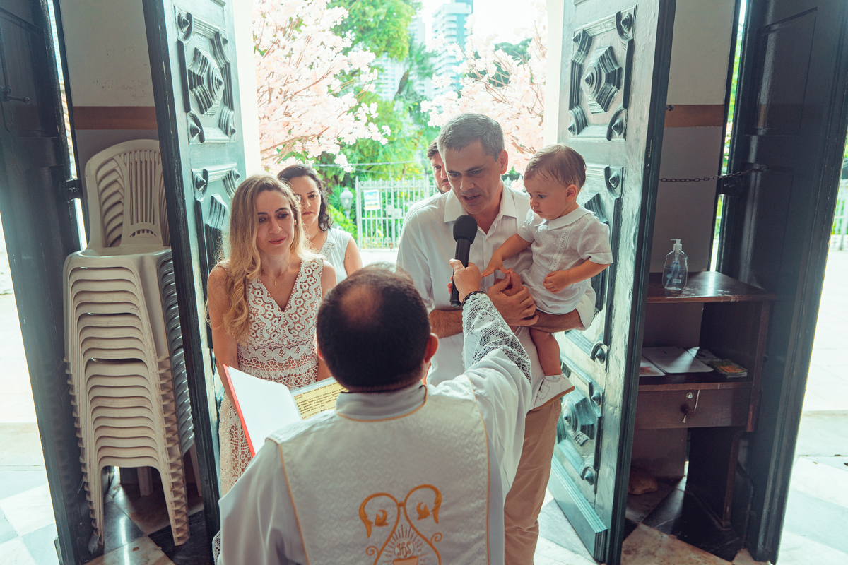 batizado batismo religião católica igreja santo antônio da barra ladeira da barra padre cerimônia senhoritas fotografia fotógrafas de batizado água benta padrinho madrinha baptism sacramento bênção infantil criança bebê religioso religiosa
