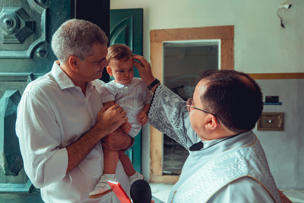 batizado batismo religião católica igreja santo antônio da barra ladeira da barra padre cerimônia senhoritas fotografia fotógrafas de batizado água benta padrinho madrinha baptism sacramento bênção infantil criança bebê religioso religiosa