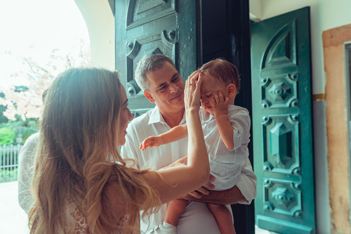 batizado batismo religião católica igreja santo antônio da barra ladeira da barra padre cerimônia senhoritas fotografia fotógrafas de batizado água benta padrinho madrinha baptism sacramento bênção infantil criança bebê religioso religiosa