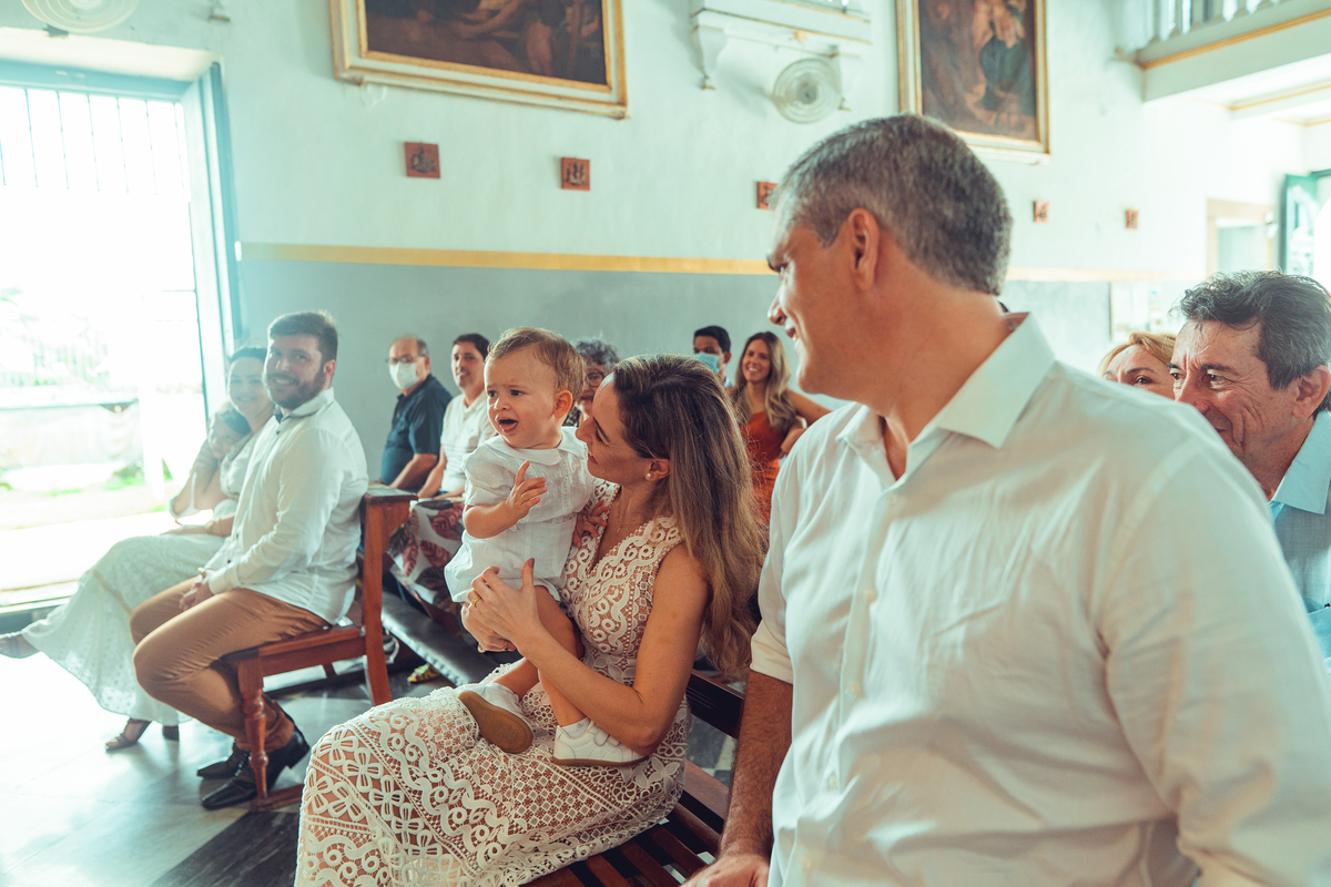 batizado batismo religião católica igreja santo antônio da barra ladeira da barra padre cerimônia senhoritas fotografia fotógrafas de batizado água benta padrinho madrinha baptism sacramento bênção infantil criança bebê religioso religiosa