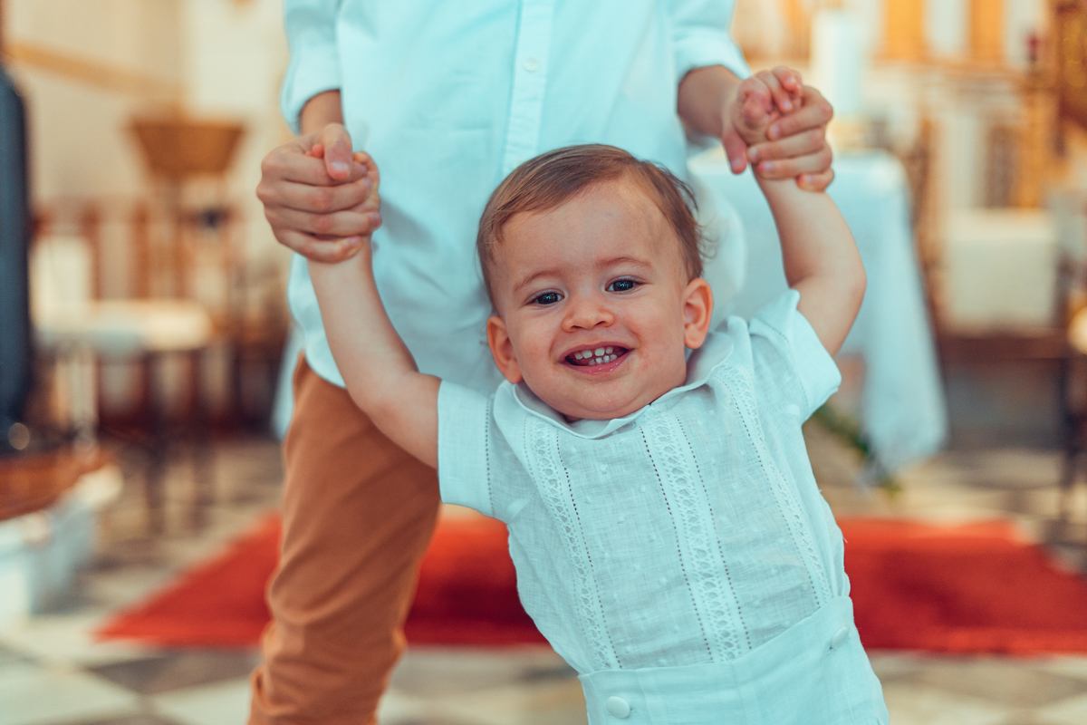 batizado batismo religião católica igreja santo antônio da barra ladeira da barra padre cerimônia senhoritas fotografia fotógrafas de batizado água benta padrinho madrinha baptism sacramento bênção infantil criança bebê religioso religiosa