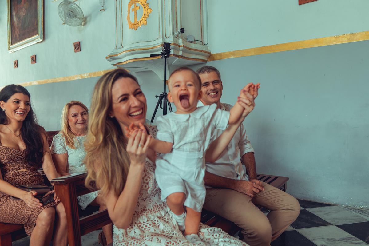 batizado batismo religião católica igreja santo antônio da barra ladeira da barra padre cerimônia senhoritas fotografia fotógrafas de batizado água benta padrinho madrinha baptism sacramento bênção infantil criança bebê religioso religiosa
