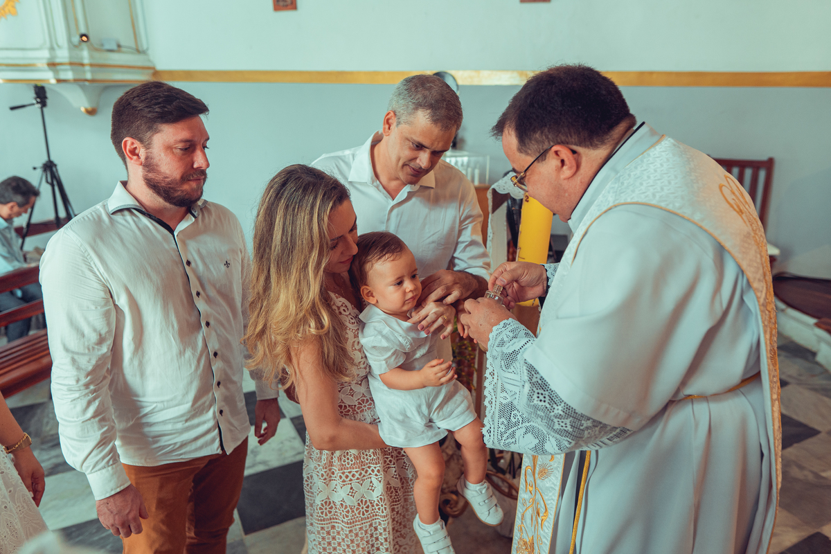 batizado batismo religião católica igreja santo antônio da barra ladeira da barra padre cerimônia senhoritas fotografia fotógrafas de batizado água benta padrinho madrinha baptism sacramento bênção infantil criança bebê religioso religiosa