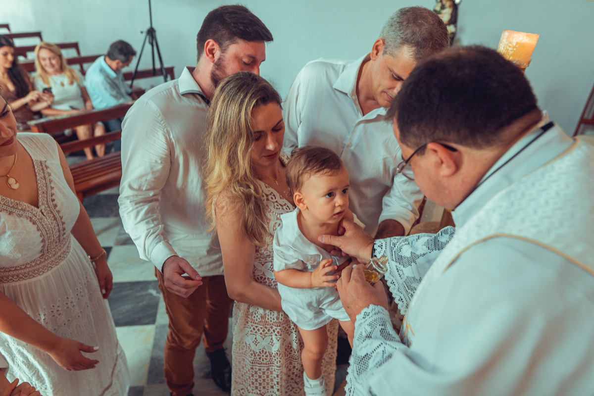 batizado batismo religião católica igreja santo antônio da barra ladeira da barra padre cerimônia senhoritas fotografia fotógrafas de batizado água benta padrinho madrinha baptism sacramento bênção infantil criança bebê religioso religiosa
