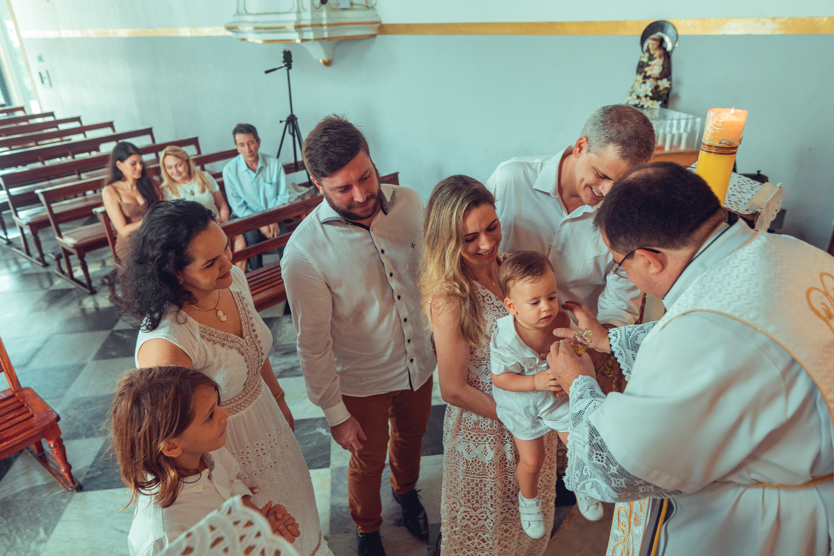batizado batismo religião católica igreja santo antônio da barra ladeira da barra padre cerimônia senhoritas fotografia fotógrafas de batizado água benta padrinho madrinha baptism sacramento bênção infantil criança bebê religioso religiosa