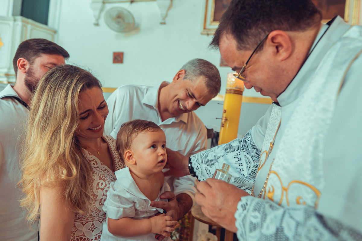batizado batismo religião católica igreja santo antônio da barra ladeira da barra padre cerimônia senhoritas fotografia fotógrafas de batizado água benta padrinho madrinha baptism sacramento bênção infantil criança bebê religioso religiosa