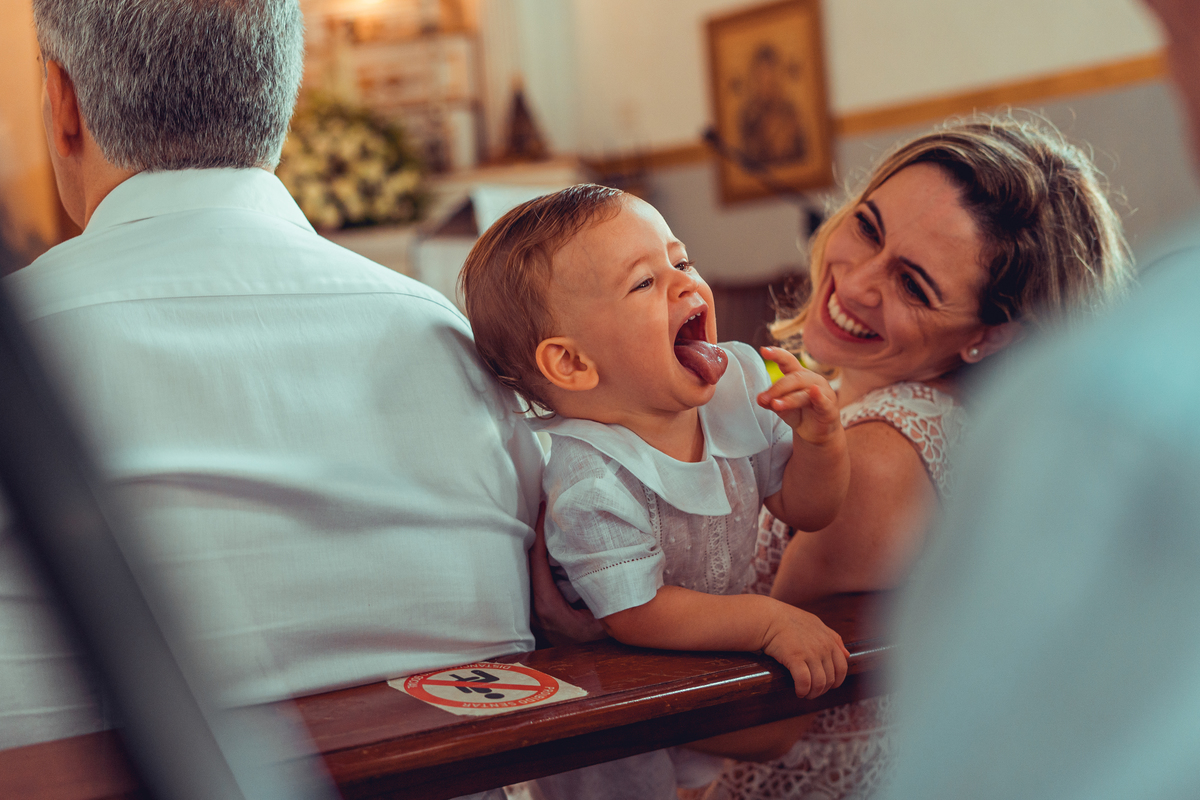 batizado batismo religião católica igreja santo antônio da barra ladeira da barra padre cerimônia senhoritas fotografia fotógrafas de batizado água benta padrinho madrinha baptism sacramento bênção infantil criança bebê religioso religiosa