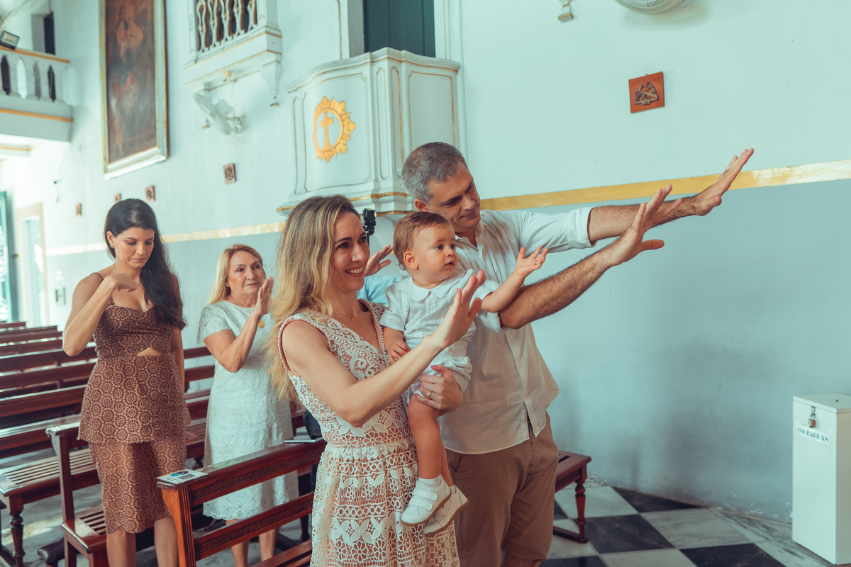 batizado batismo religião católica igreja santo antônio da barra ladeira da barra padre cerimônia senhoritas fotografia fotógrafas de batizado água benta padrinho madrinha baptism sacramento bênção infantil criança bebê religioso religiosa