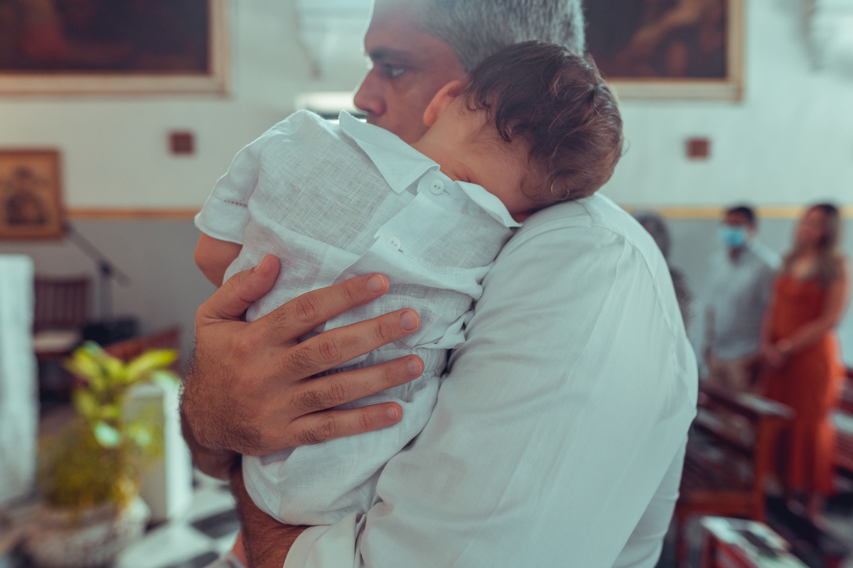 batizado batismo religião católica igreja santo antônio da barra ladeira da barra padre cerimônia senhoritas fotografia fotógrafas de batizado água benta padrinho madrinha baptism sacramento bênção infantil criança bebê religioso religiosa