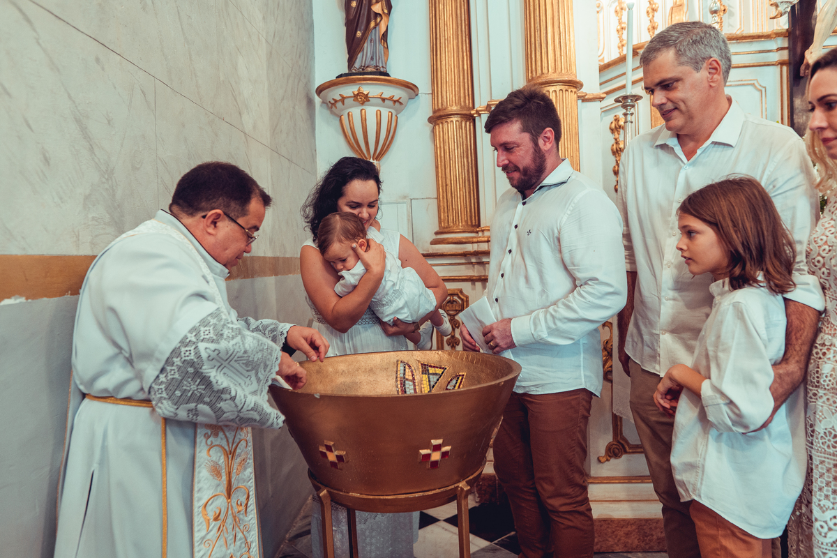 batizado batismo religião católica igreja santo antônio da barra ladeira da barra padre cerimônia senhoritas fotografia fotógrafas de batizado água benta padrinho madrinha baptism sacramento bênção infantil criança bebê religioso religiosa
