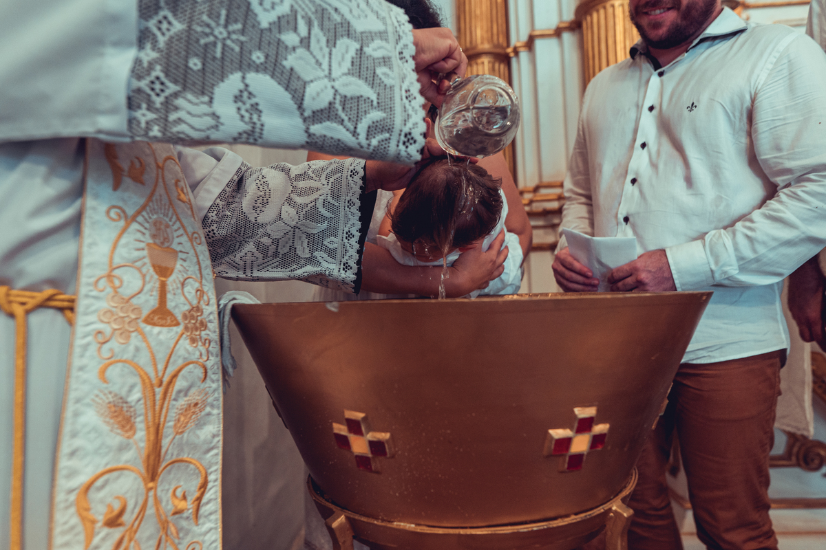 batizado batismo religião católica igreja santo antônio da barra ladeira da barra padre cerimônia senhoritas fotografia fotógrafas de batizado água benta padrinho madrinha baptism sacramento bênção infantil criança bebê religioso religiosa