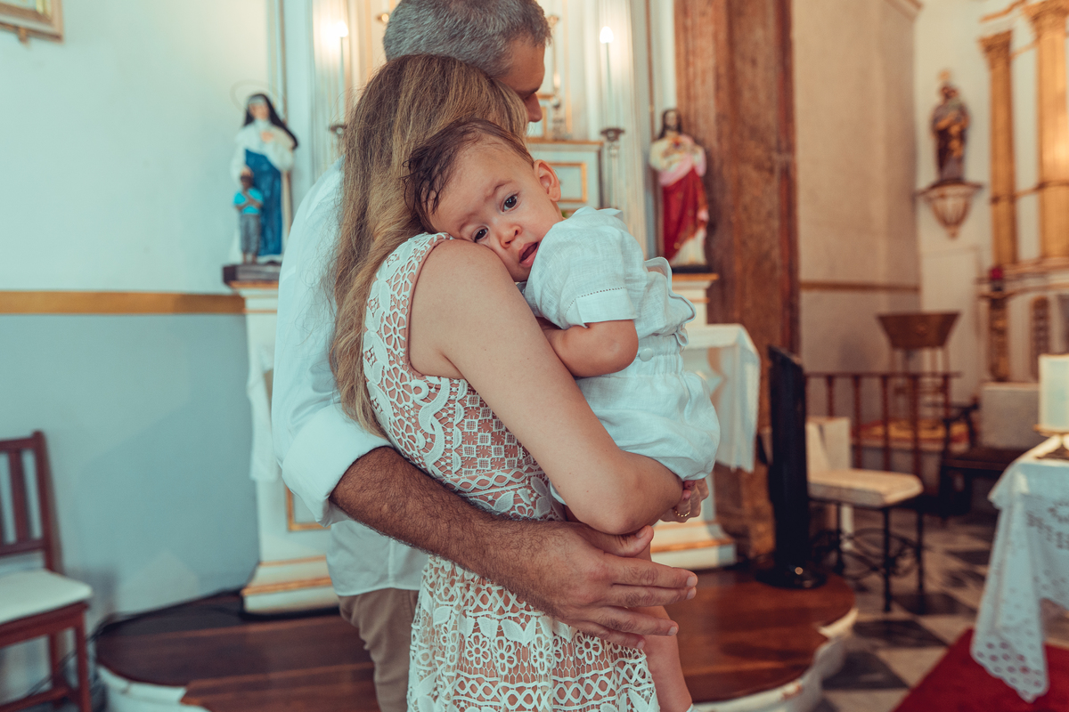 batizado batismo religião católica igreja santo antônio da barra ladeira da barra padre cerimônia senhoritas fotografia fotógrafas de batizado água benta padrinho madrinha baptism sacramento bênção infantil criança bebê religioso religiosa