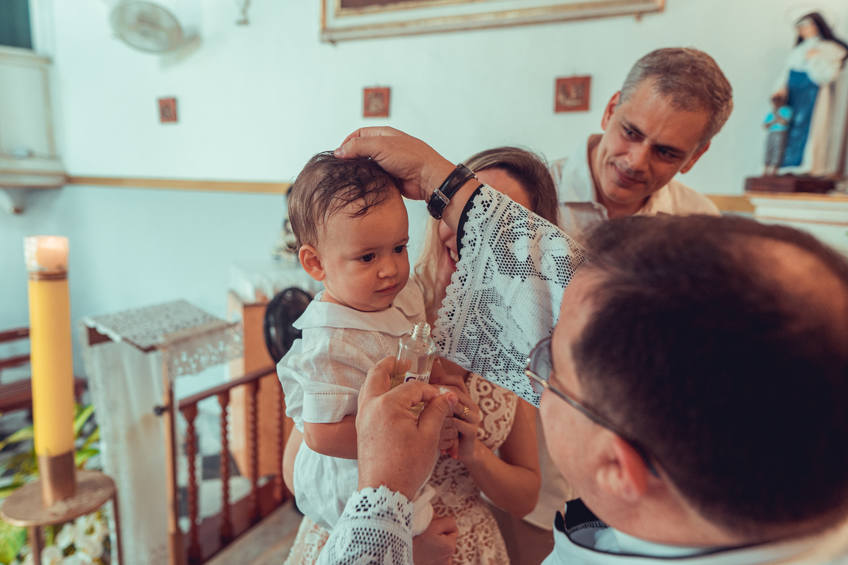 batizado batismo religião católica igreja santo antônio da barra ladeira da barra padre cerimônia senhoritas fotografia fotógrafas de batizado água benta padrinho madrinha baptism sacramento bênção infantil criança bebê religioso religiosa