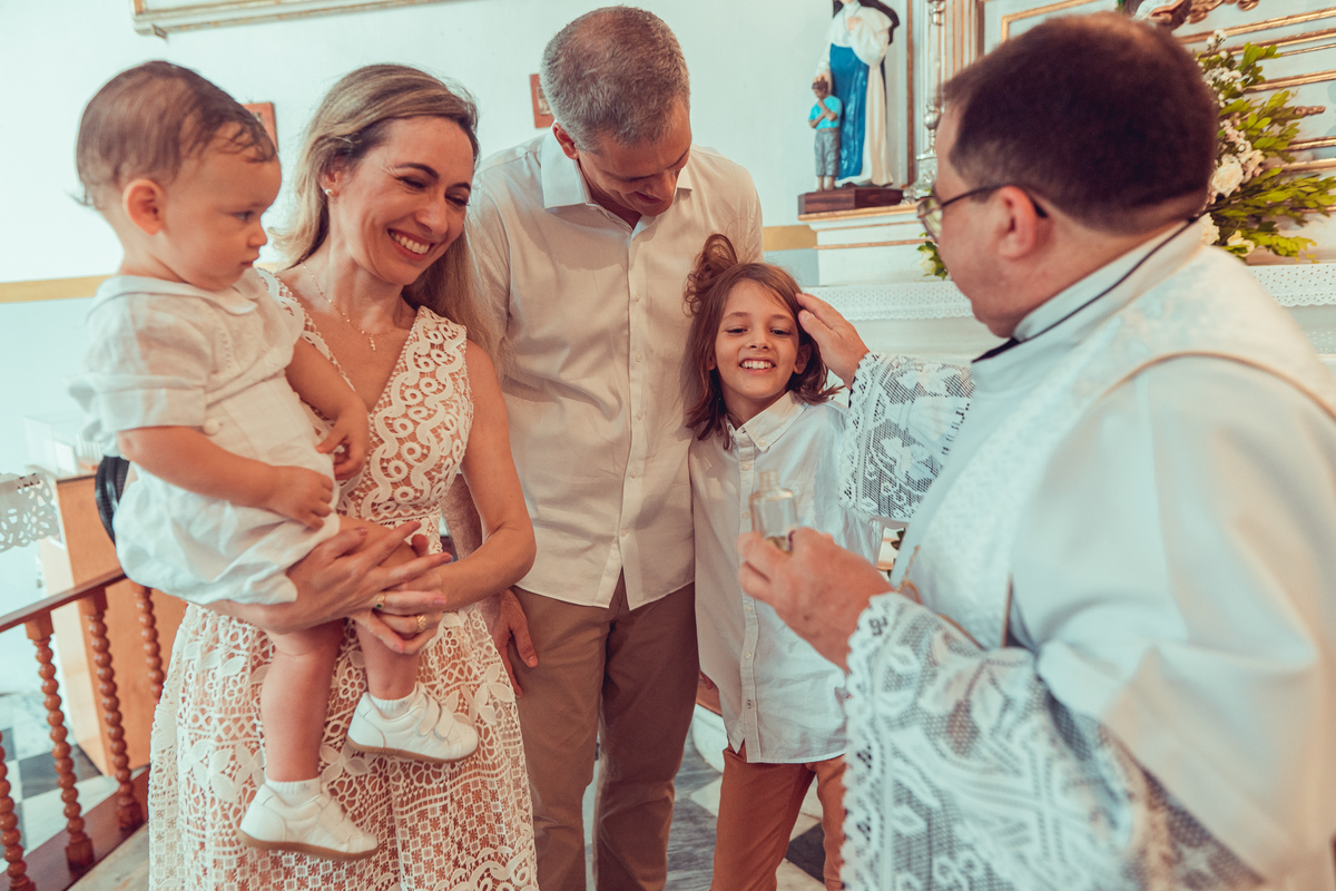 batizado batismo religião católica igreja santo antônio da barra ladeira da barra padre cerimônia senhoritas fotografia fotógrafas de batizado água benta padrinho madrinha baptism sacramento bênção infantil criança bebê religioso religiosa
