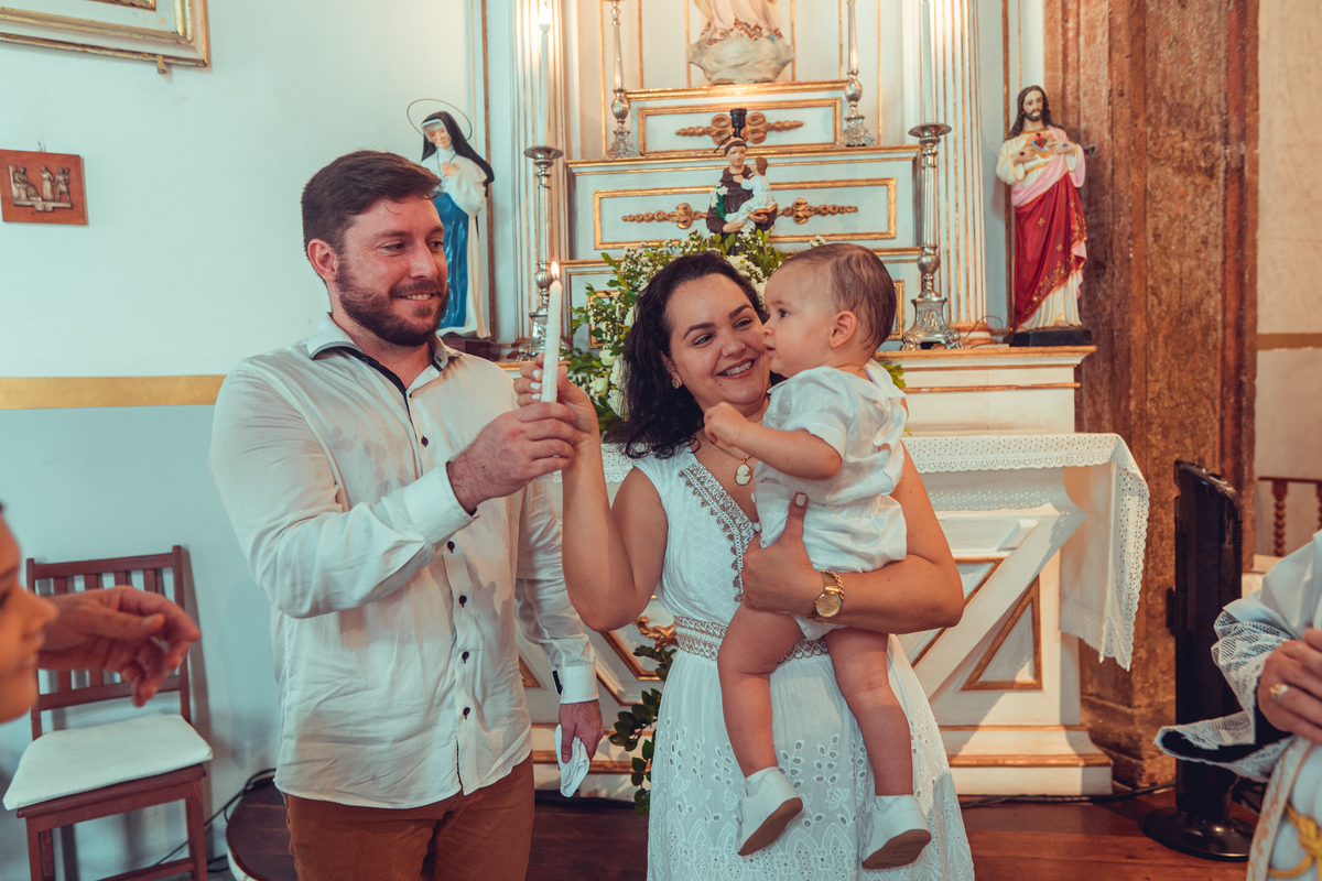 batizado batismo religião católica igreja santo antônio da barra ladeira da barra padre cerimônia senhoritas fotografia fotógrafas de batizado água benta padrinho madrinha baptism sacramento bênção infantil criança bebê religioso religiosa
