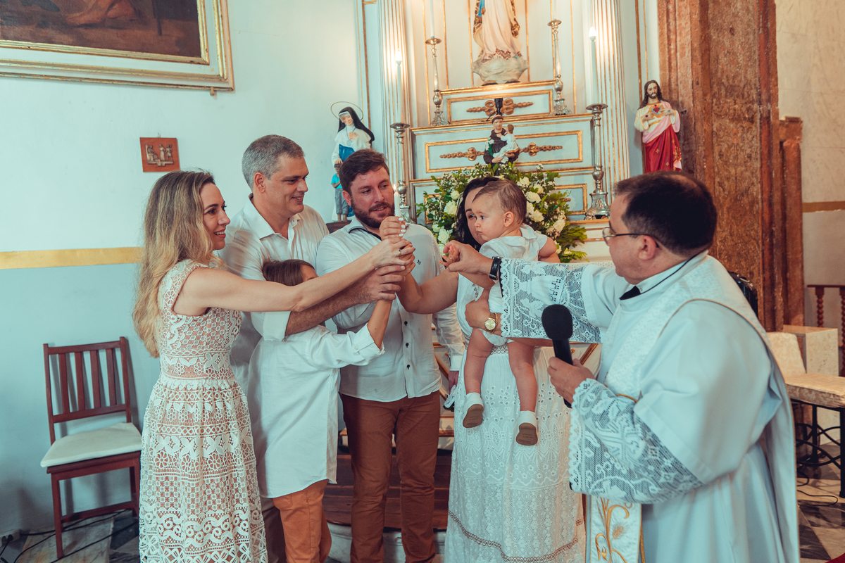 batizado batismo religião católica igreja santo antônio da barra ladeira da barra padre cerimônia senhoritas fotografia fotógrafas de batizado água benta padrinho madrinha baptism sacramento bênção infantil criança bebê religioso religiosa
