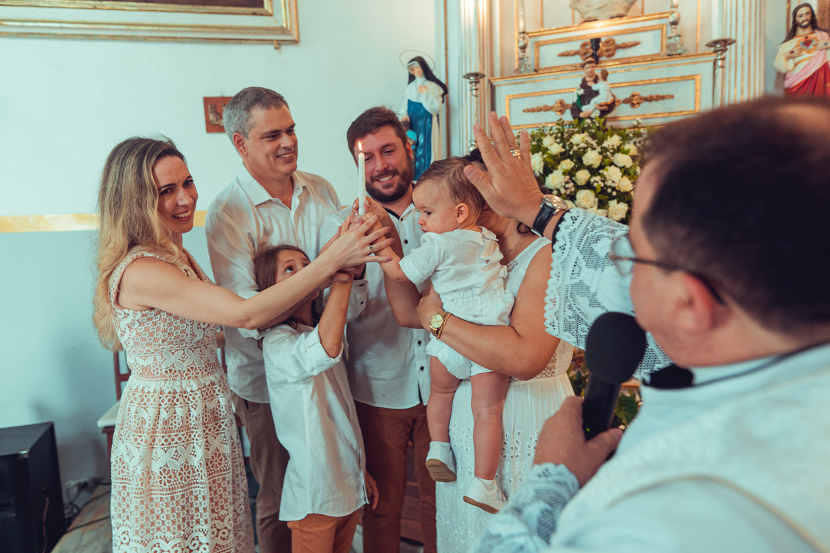 batizado batismo religião católica igreja santo antônio da barra ladeira da barra padre cerimônia senhoritas fotografia fotógrafas de batizado água benta padrinho madrinha baptism sacramento bênção infantil criança bebê religioso religiosa