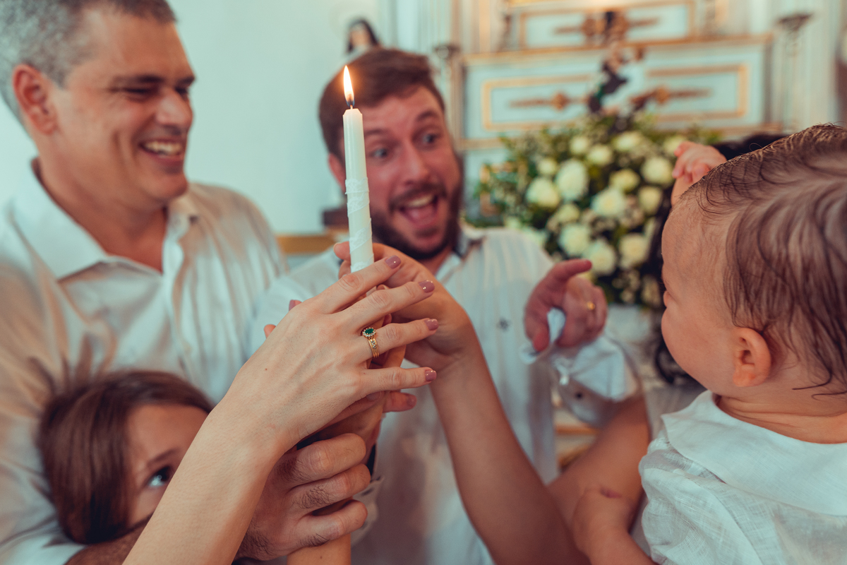 batizado batismo religião católica igreja santo antônio da barra ladeira da barra padre cerimônia senhoritas fotografia fotógrafas de batizado água benta padrinho madrinha baptism sacramento bênção infantil criança bebê religioso religiosa