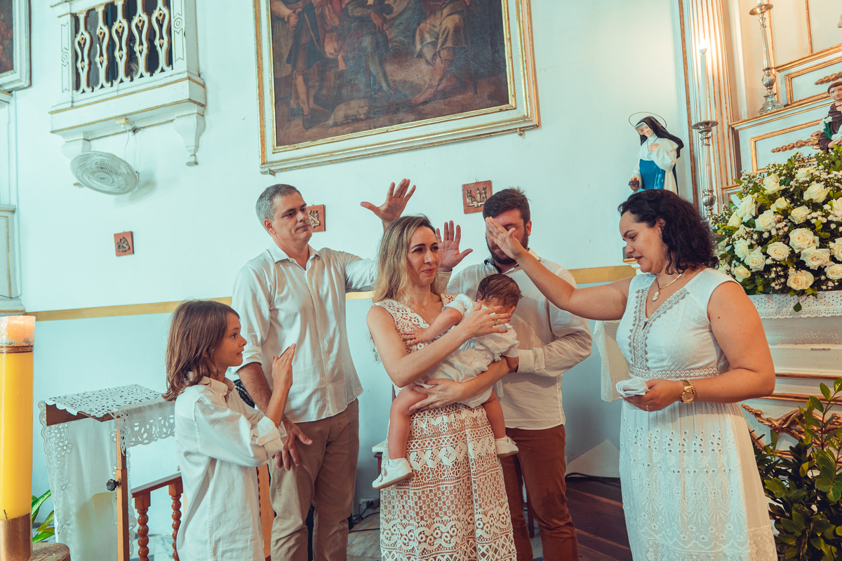 batizado batismo religião católica igreja santo antônio da barra ladeira da barra padre cerimônia senhoritas fotografia fotógrafas de batizado água benta padrinho madrinha baptism sacramento bênção infantil criança bebê religioso religiosa