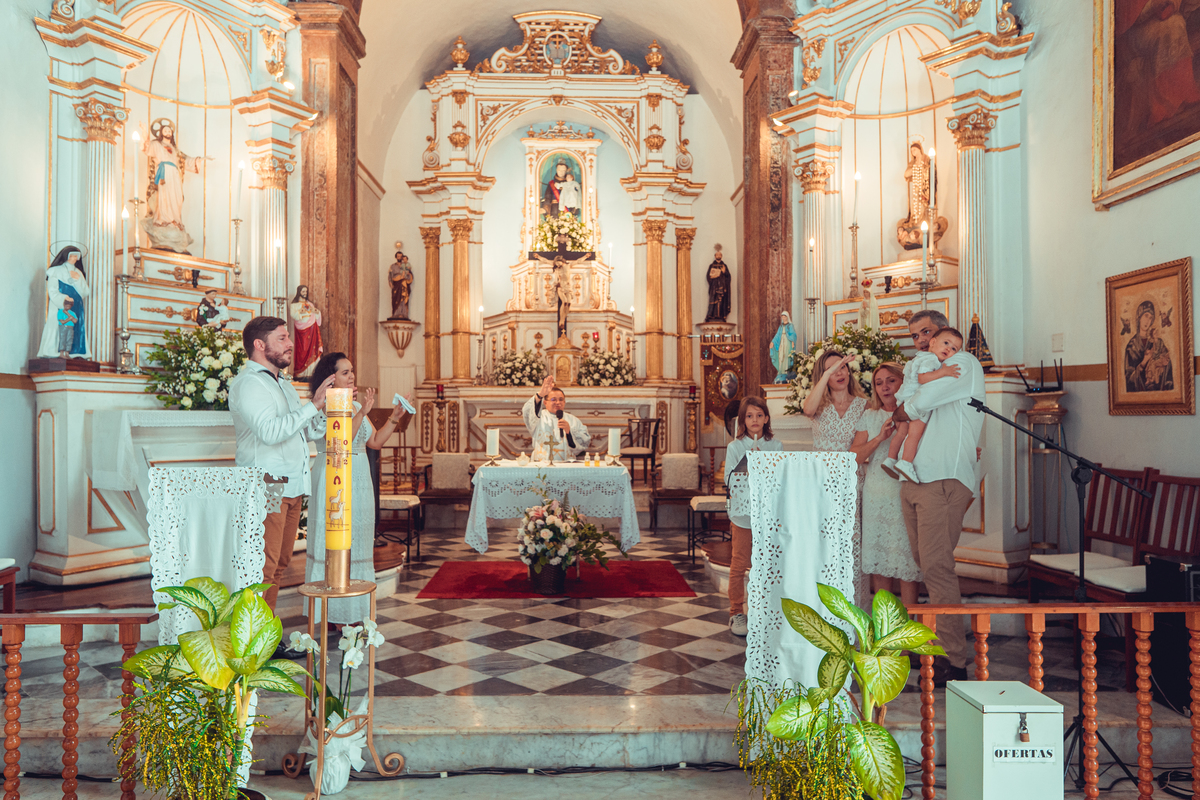 batizado batismo religião católica igreja santo antônio da barra ladeira da barra padre cerimônia senhoritas fotografia fotógrafas de batizado água benta padrinho madrinha baptism sacramento bênção infantil criança bebê religioso religiosa