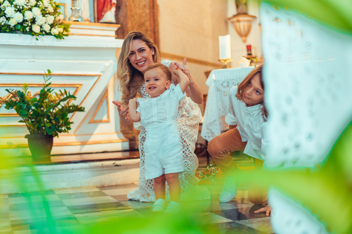 batizado batismo religião católica igreja santo antônio da barra ladeira da barra padre cerimônia senhoritas fotografia fotógrafas de batizado água benta padrinho madrinha baptism sacramento bênção infantil criança bebê religioso religiosa