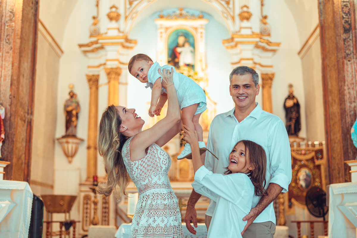 batizado batismo religião católica igreja santo antônio da barra ladeira da barra padre cerimônia senhoritas fotografia fotógrafas de batizado água benta padrinho madrinha baptism sacramento bênção infantil criança bebê religioso religiosa