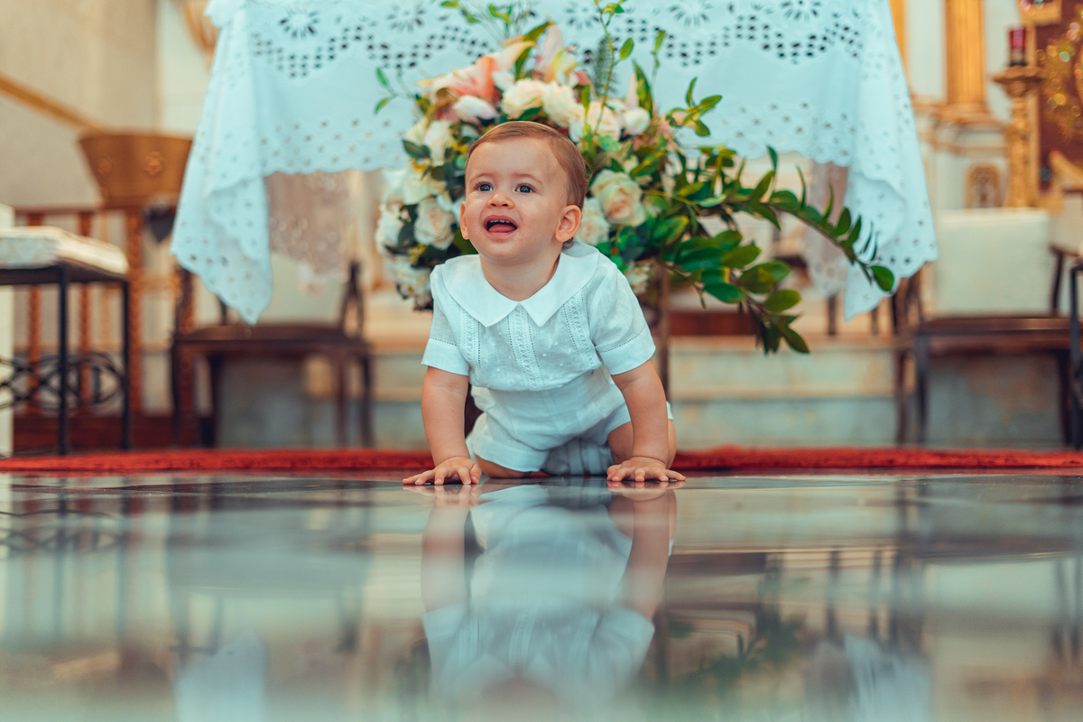 batizado batismo religião católica igreja santo antônio da barra ladeira da barra padre cerimônia senhoritas fotografia fotógrafas de batizado água benta padrinho madrinha baptism sacramento bênção infantil criança bebê religioso religiosa