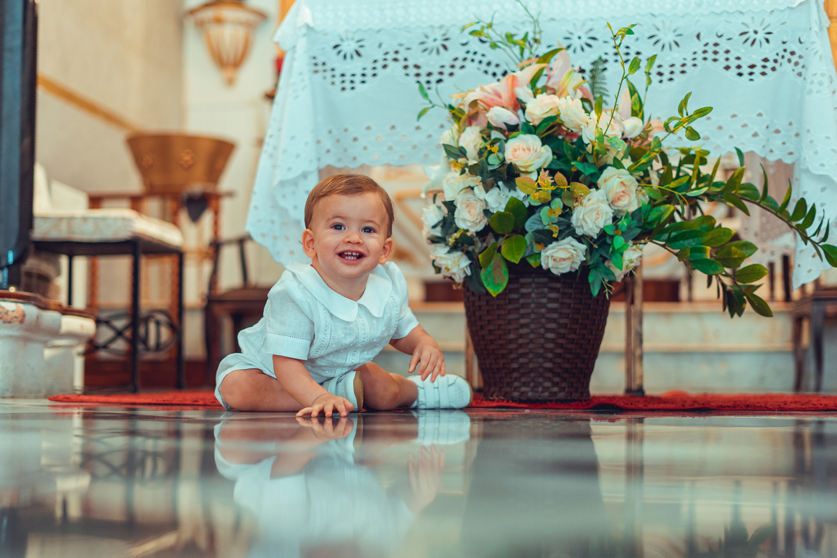 batizado batismo religião católica igreja santo antônio da barra ladeira da barra padre cerimônia senhoritas fotografia fotógrafas de batizado água benta padrinho madrinha baptism sacramento bênção infantil criança bebê religioso religiosa