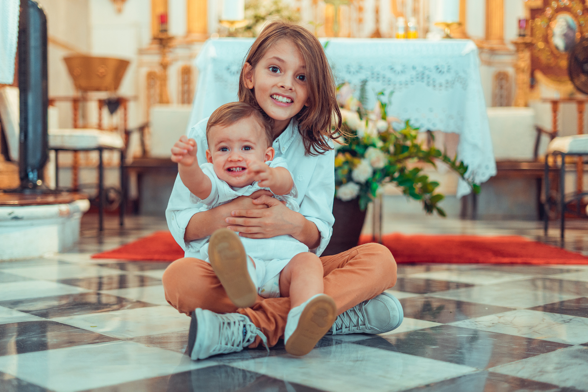 batizado batismo religião católica igreja santo antônio da barra ladeira da barra padre cerimônia senhoritas fotografia fotógrafas de batizado água benta padrinho madrinha baptism sacramento bênção infantil criança bebê religioso religiosa