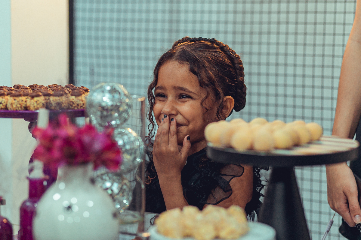 aniversário infantil festa criança decoração bolo as festas de manuca wandinha hannah 06 anos senhoritas fotografia salvador bahia fotografia de família fotógrafas