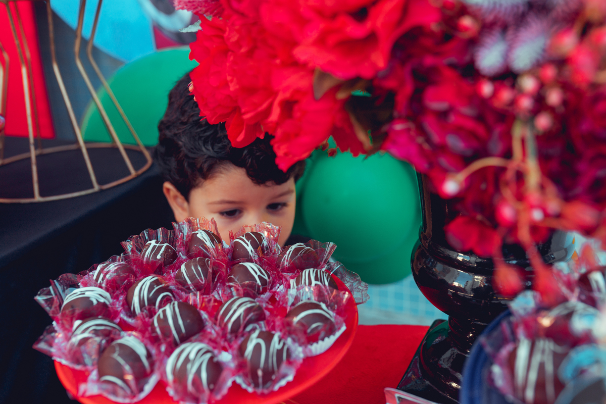 senhoritas fotografia salvador bahia aniversário infantil festa criança gabriel 3 anos idade decoração bolo super herois marvel homem aranha incrível hulk capitão américa super homem superman batman thor homem formiga