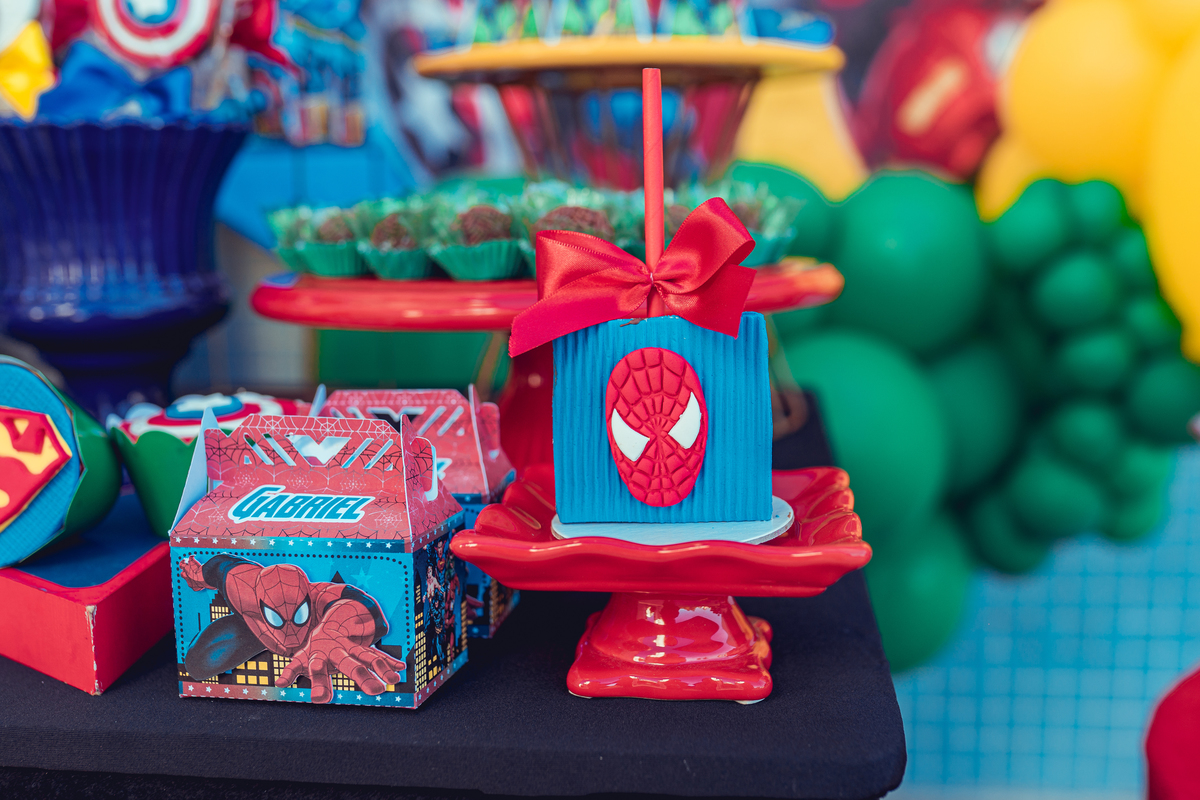 senhoritas fotografia salvador bahia aniversário infantil festa criança gabriel 3 anos idade decoração bolo super herois marvel homem aranha incrível hulk capitão américa super homem superman batman thor homem formiga