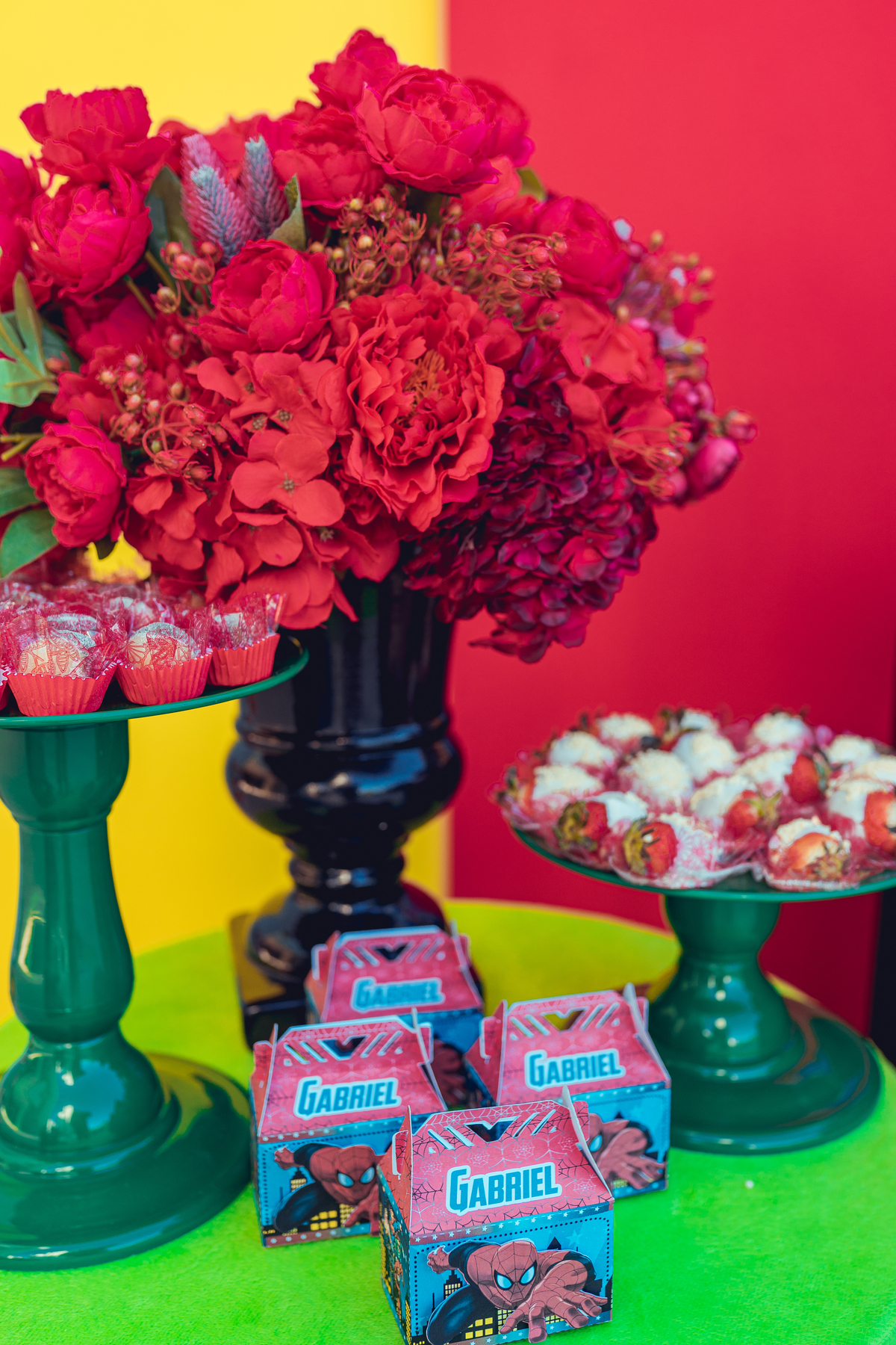 senhoritas fotografia salvador bahia aniversário infantil festa criança gabriel 3 anos idade decoração bolo super herois marvel homem aranha incrível hulk capitão américa super homem superman batman thor homem formiga