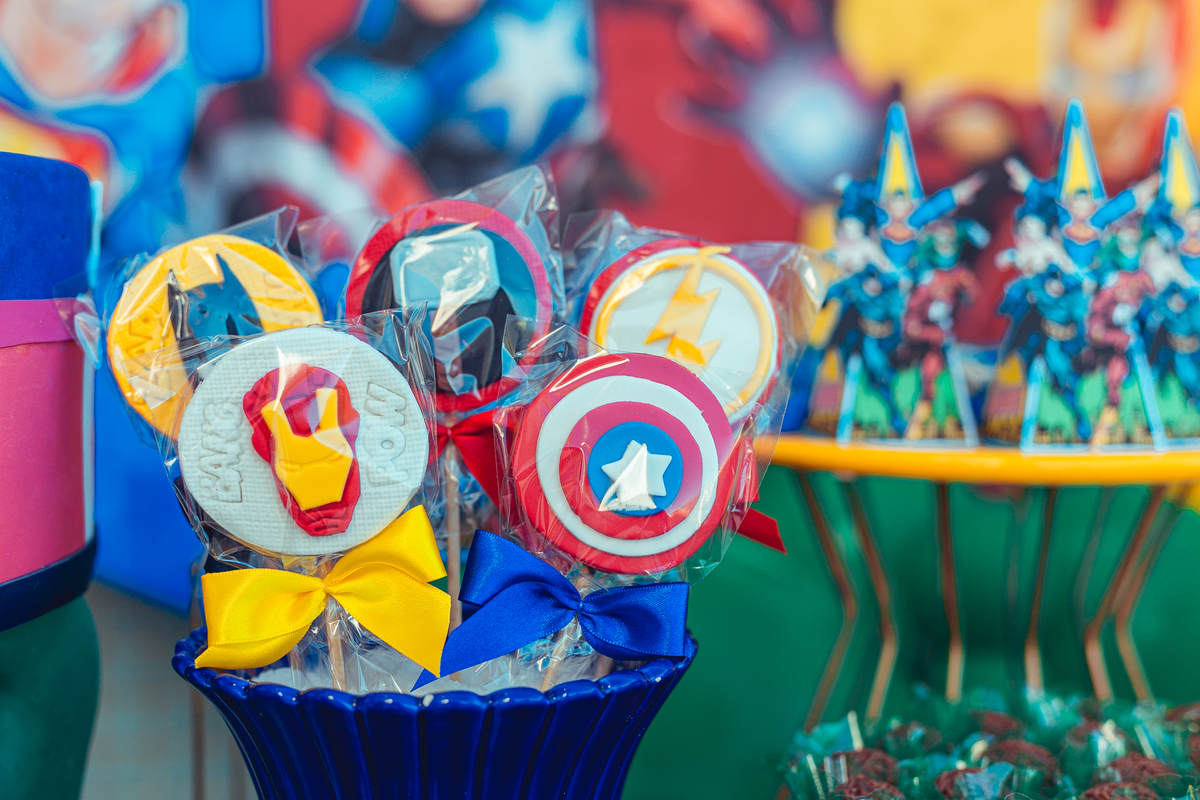 senhoritas fotografia salvador bahia aniversário infantil festa criança gabriel 3 anos idade decoração bolo super herois marvel homem aranha incrível hulk capitão américa super homem superman batman thor homem formiga