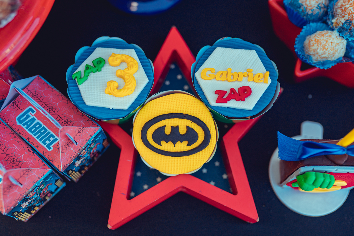 senhoritas fotografia salvador bahia aniversário infantil festa criança gabriel 3 anos idade decoração bolo super herois marvel homem aranha incrível hulk capitão américa super homem superman batman thor homem formiga