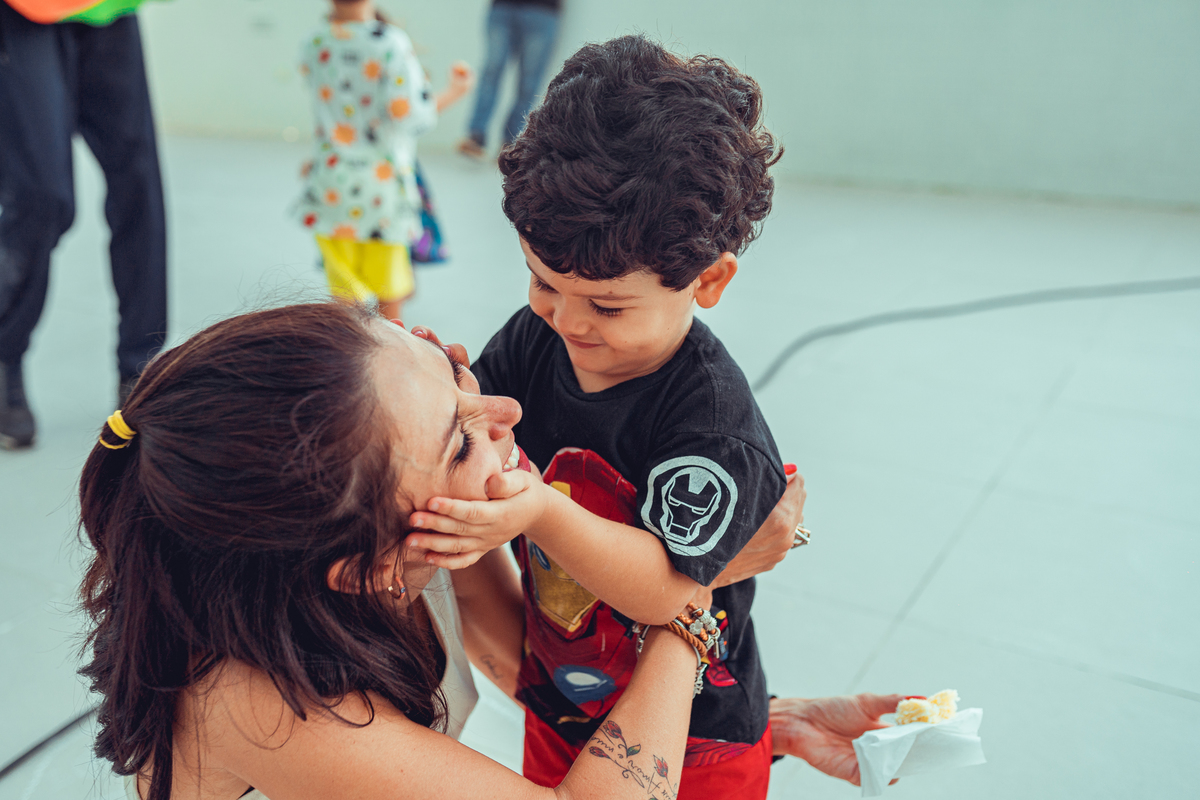 senhoritas fotografia salvador bahia aniversário infantil festa criança gabriel 3 anos idade decoração bolo super herois marvel homem aranha incrível hulk capitão américa super homem superman batman thor homem formiga