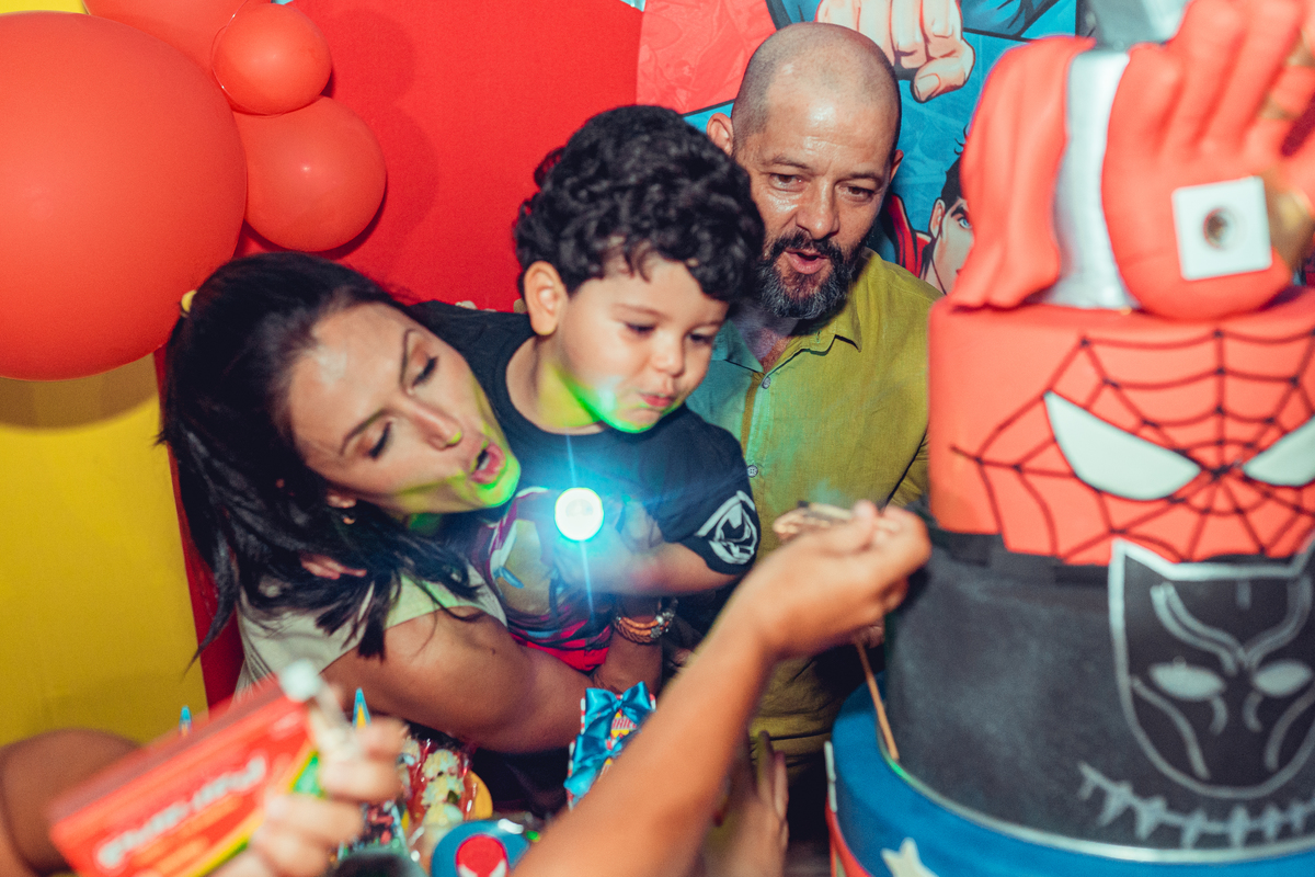 senhoritas fotografia salvador bahia aniversário infantil festa criança gabriel 3 anos idade decoração bolo super herois marvel homem aranha incrível hulk capitão américa super homem superman batman thor homem formiga