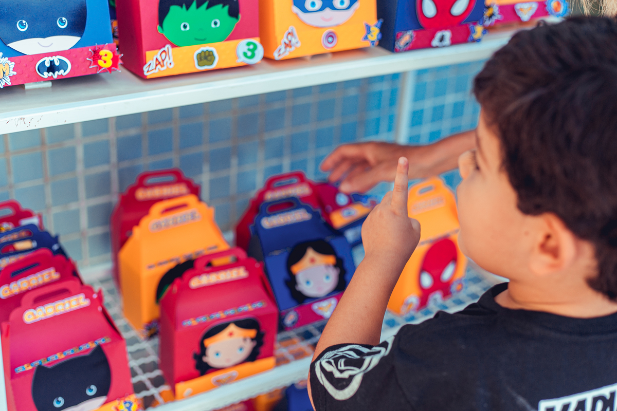senhoritas fotografia salvador bahia aniversário infantil festa criança gabriel 3 anos idade decoração bolo super herois marvel homem aranha incrível hulk capitão américa super homem superman batman thor homem formiga